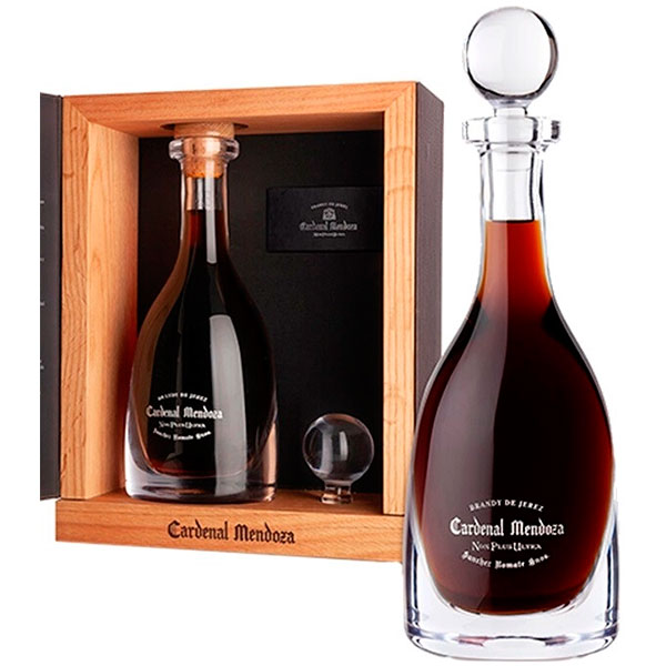 Бренди Cardenal Mendoza Non Plus Ultra Solera Gran Reserva Brandy de Jerez in gift box 0,50 л фото